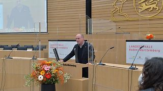 Daniel Born eröffnet das Finale im Plenarsaal