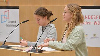 Die Teilnehmenden aus der Altersgruppe 1 am Rednerpult