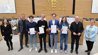 Altersgruppe 2 erhält Urkunden