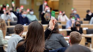 Die Zuschauer heben Pro- und Contra-Karten