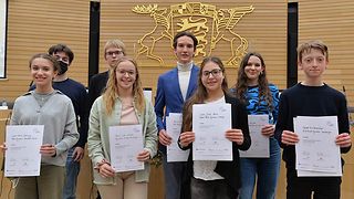 Gruppenfoto mit allen Finalistinnen und Finalisten