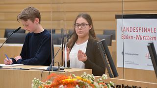 Die Teilnehmenden aus der Altersgruppe 1 am Rednerpult