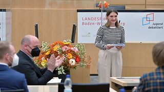 Moderatorin Jana Daur begrüßt die Finalistinnen und Finalisten