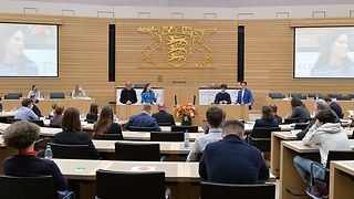 Blick aus dem Zuschauerraum auf die Debattierenden