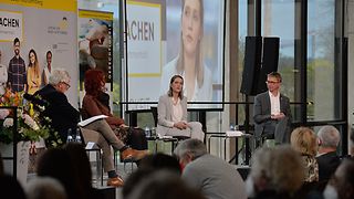 Die Gäste im Gespräch auf dem Podium