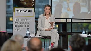 Krankenpflegerin und Autorin Nina Böhmer berichtet von ihren Erfahrungen