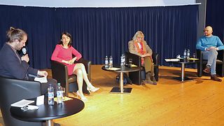 Gesprächsrunde mit Yannik Krebs vom Stadtarchiv Münsingen, Landtagspräsidentin Muhterem Aras, Prof. Dr. Paula Lutum-Lenger, Direktorin des Hauses der Geschichte Baden-Württemberg, und dem Bürgermeister von St. Johann, Florian Bauer