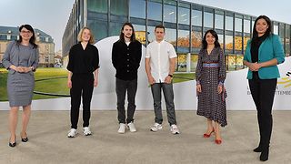 Die Stellv. Beiratsvorsitzende Christine Neumann-Martin, die Preisträger Lucia Arens, Leo Schick und Hannes Benz, Landtagspräsidentin Muhterem Aras und Moderatorin Eva Reuter