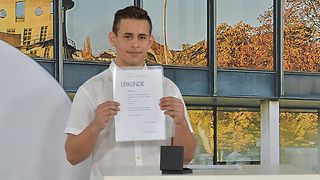 Hannes Benz präsentiert seine Urkunde