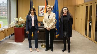 Die Landtagspräsidentin, die französische Botschafterin und die Generalkonsulin im Dienstzimmer