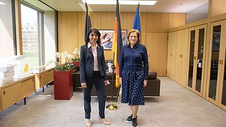 Muhterem Aras und Terttu Savolainen im Dienstzimmer der Landtagspräsidentin