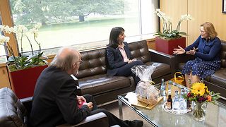 Im Gespräch: Landtagspräsidentin Aras und Terttu Savolainen, Generaldirektorin des Regionalverwaltungsamtes Nordfinnland. Im Vordergrund Dolmetscher Gottfried Effe.