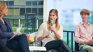 Deutsche Rekordmeisterin Elisabeth Seitz im Gespräch auf der Bühne