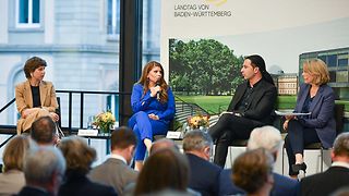 Die Podiumsgäste Gitte Zschoch, Sarna Röser, Bülent Ceylan und Moderatorin Ute Brucker