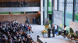 Prof. Dr. Reinhold Weber und Dr. Maike Hausen auf der Bühne