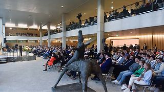 Über 400 Gäste sitzen in der Lobby