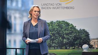 Moderatorin Ute Brucker auf der Bühne