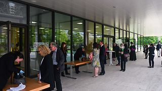 Gäste stehen am Einlass