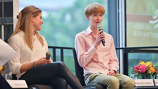 Emily Sara Adams, Preisträgerin der Rede für Europa 2021, und Elisabeth Seitz, deutsche Rekordmeisterin im Kunstturnen, auf dem Podium