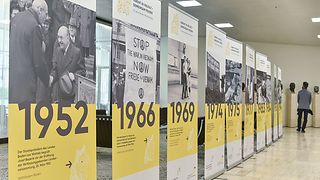 Aufsteller mit Zeitstrahl in der Eingangshalle