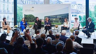 Podium mit der Generalsekretärin des Instituts für Auslandsbeziehungen (ifa) in Stuttgart, Gitte Zschoch, Unternehmerin Sarna Röser, Comedian Bülent Ceylan, Moderatorin Ute Brucker, Kunstturnerin Elisabeth Seitz, Emily Sara Adams, Preisträgerin der Rede für Europa 2021, und Oberbürgermeister Dr. Frank Mentrup aus Karlsruhe