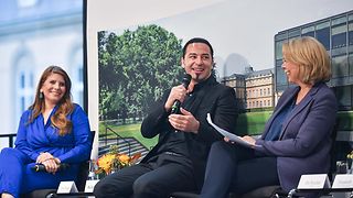 Unternehmerin Sarna Röser, Comedian Bülent Ceylan und Moderatorin Ute Brucker auf der Bühne
