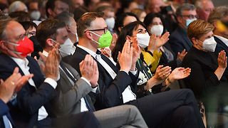 Klatschendes Publikum nach dem Auftritt der Füenf