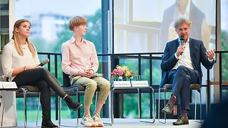 Der Karlsruher Oberbürgermeister Dr. Frank Mentrup im Gespräch auf der Bühne mit Emily Sara Adams und Elisabeth Seitz