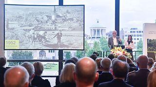 Prof. Dr. Reinhold Weber präsentiert Bilder aus der 70-jährigen Landesgeschichte