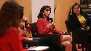 Landtagspräsidentin Muhterem Aras am Mikrofon