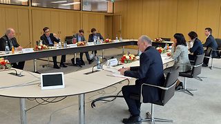 Gesprächsrunde im Konferenzraum