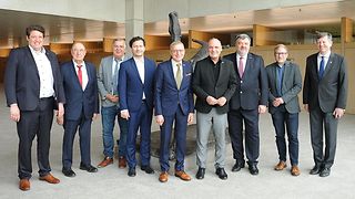 Vizepräsident Born mit Landtagsabgeordneten und der Delegation aus Litauen im Foyer des Landtags