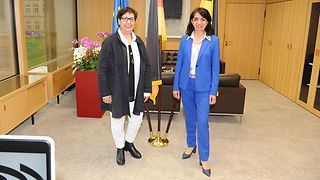 Seyran Ateş und Muhterem Aras im Dienstzimmer der Präsidentin