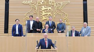 Vizepräsident Born mit Landtagsabgeordneten und der Delegation aus Litauen im Plenarsaal