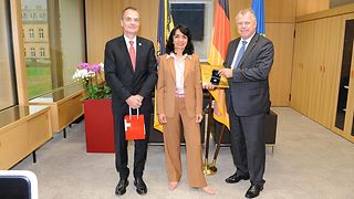 Vor den Fahnen: Konsul Daniel Häne, Präsidentin Aras und Generalkonsul Urs Schnider