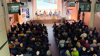 Blick vom Publikum auf die Bühne