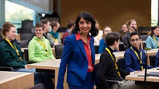 Landtagspräsidentin Muhterem Aras im Plenarsaal mit Jugendlichen