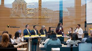Abgeordnete der fünf Fraktionen sprechen mit dem jugendlichen Moderatorenteam