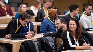 Jugendliche und Abgeordneter Jan-Peter Röderer im Gespräch