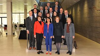 Gruppenbild mit Landtagspräsidentin Muhterem Aras (vorne, 2.v. l.) mit Terttu Savolainen (vorne, 3. v. l.), Landtagsabgeordneten und der Delegation aus Finnland