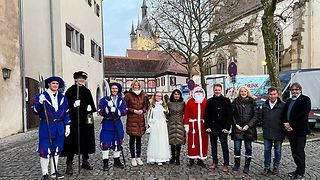 Präsidentin Aras mit Christkind, Nikolaus, Wächtern, begleitet von Bürgermeister Zaffran und Abgeordneten