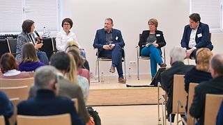 Auf dem Podium wird diskutiert. Mit dabei auch der Abgeordnete Michael Joukov (rechts im Bild)