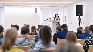 Landtagspräsidentin Muhterem Aras spricht am Rednerpult