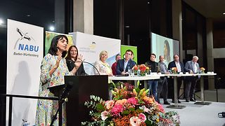 Landtagspräsidentin Muhterem Aras begrüßt die Landesverbände des Naturschutzbundes (NABU), des Bundes für Umwelt- und Naturschutz (BUND) und des Landesnaturschutzverbands Baden-Württemberg (LNV) beim Empfang im Landtag.