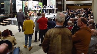 Auch die Gäste können sich am offenen Mikrofon neben der Bühne einbringen.