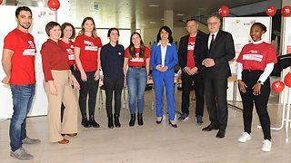 Gruppenbild: Schülerinnen und Schüler mit Landtagspräsidentin Aras und dem SPD-Fraktionsvorsitzenden Andreas Stoch