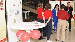 Landtagspräsidentin Aras mit Schülerinnen und Schülern von Arbeiterkind.de