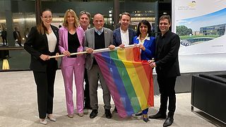 Landtagspräsidentin Muhterem Aras (2. v. re.) und Vizepräsident Daniel Born (Mitte) freuen sich mit den Abgeordneten Oliver Hildenbrand (3. v. re.), Isabel Huber (2. v. li.), Florian Wahl (re.) und Alena Trauschel (li.) sowie mit Minister Manne Lucha (3. v. li.).