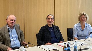 Landtagsdirektorin Christine Werner (Mitte) leitet die Sitzung. Unterstützt wird sie vom Leiter des Europareferats Reinhard Hönle und Christine Heinz, Referentin im Referat Grundsatz.