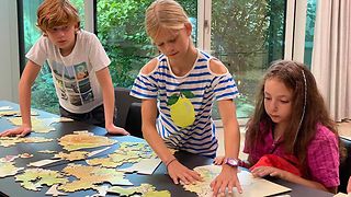 Kinder spielen Puzzel